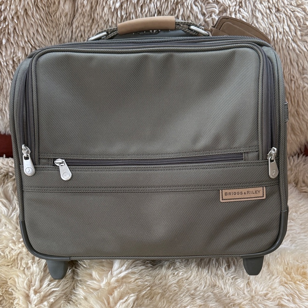 EUC! Briggs & Riley carry on bag